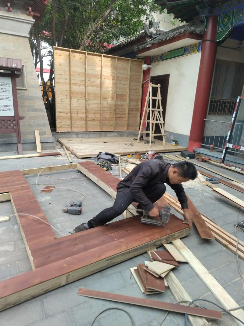 屋顶变身花园的秘密：打造城市绿洲的智慧之选